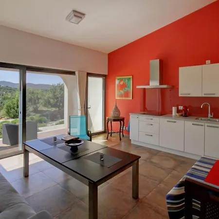 Sunny Hill מלון דירות 4*